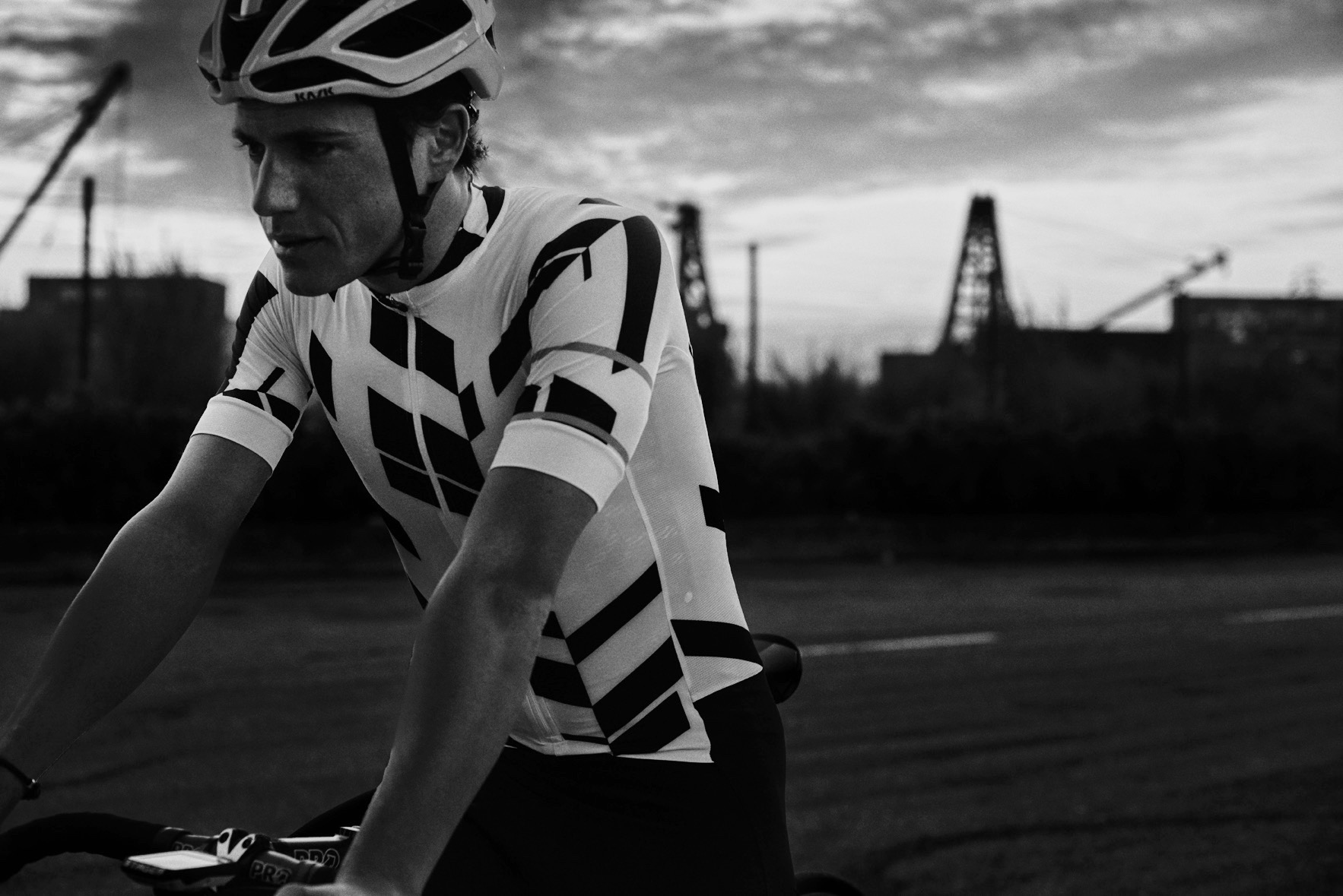 rapha のデータプリントジャージとソックス Data Print Collection | Rapha