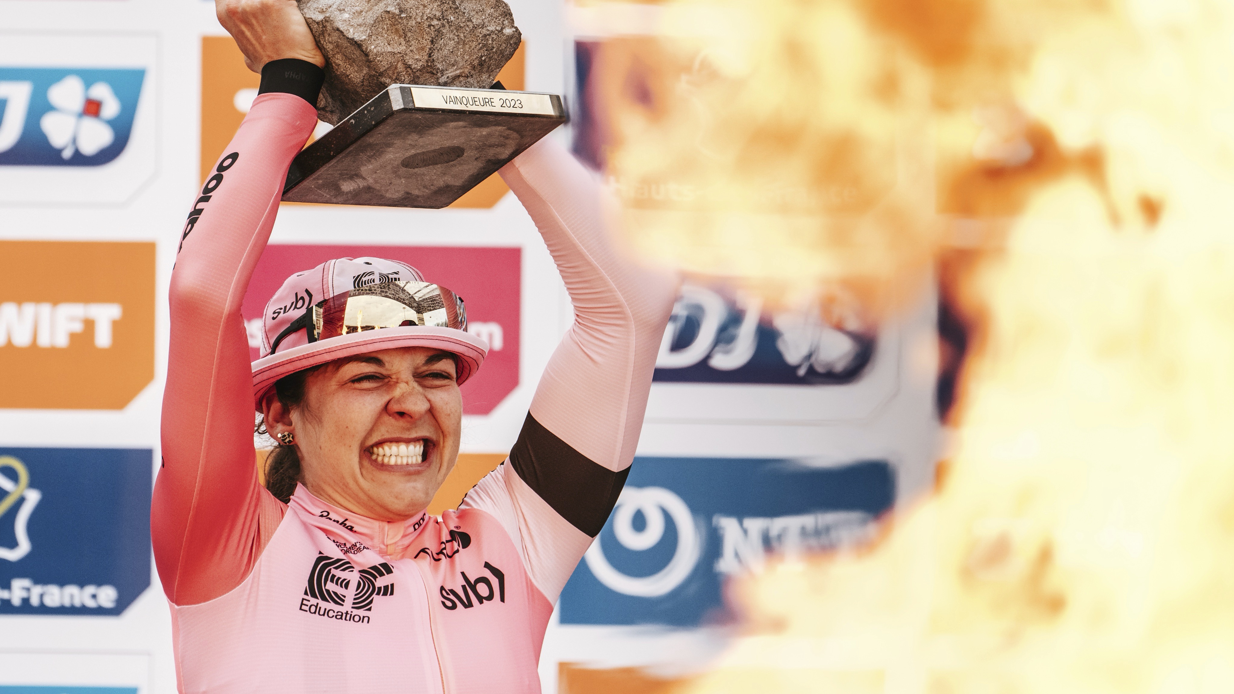 ラファ プロチームレースケープ　size M Rapha】PRO TEAM 「Race Cape」のレビュー | 理系な人の趣味ブログ