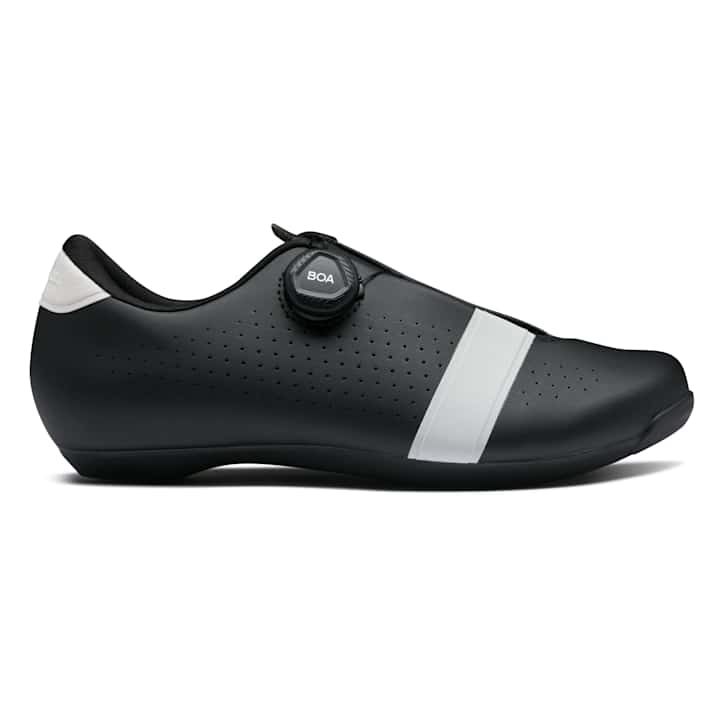 生まれのブランドで ソックスとオーバーシューズを見る Rapha | ウェア