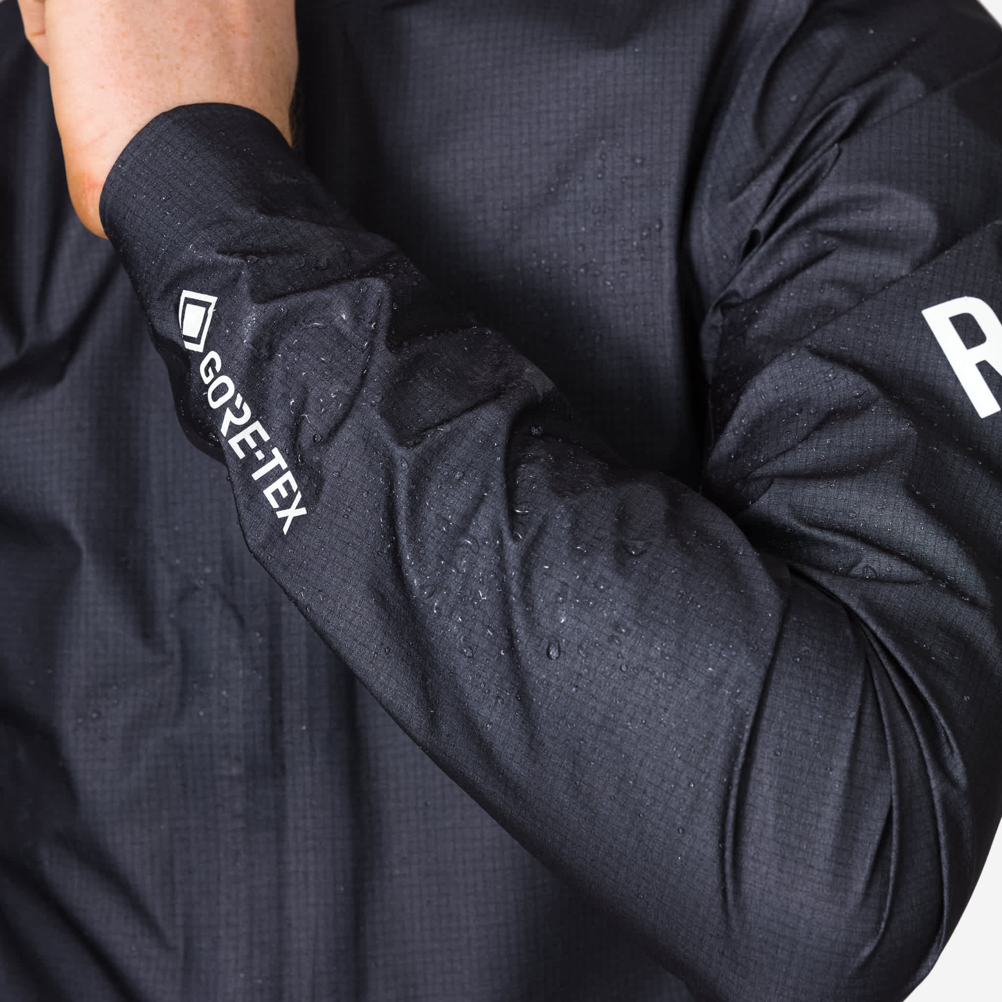 Rapha Pro Team GORE-TEX Rain Jacket 三層構造ながら軽量な防水