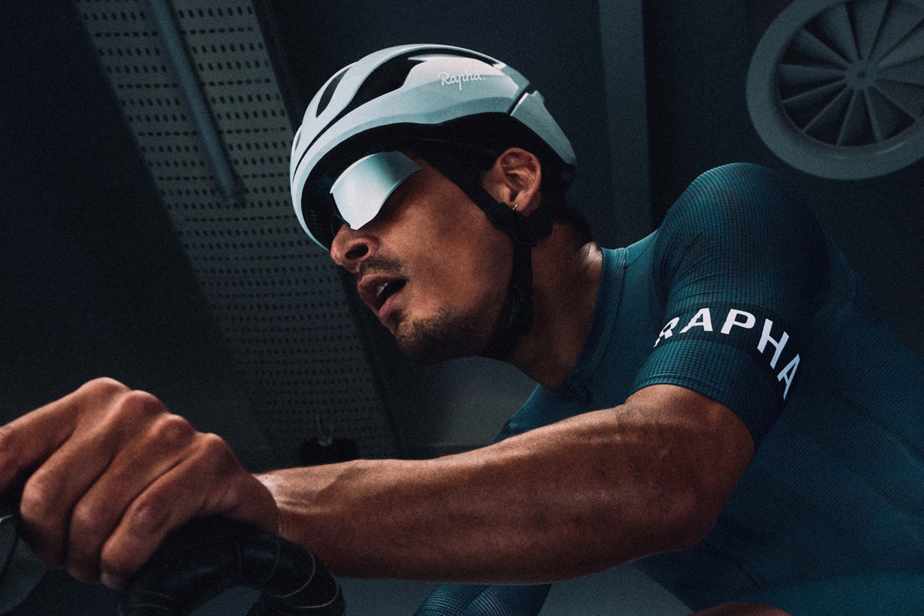 安全騎乘在 Rapha + POC 安全帽的保護殼底下