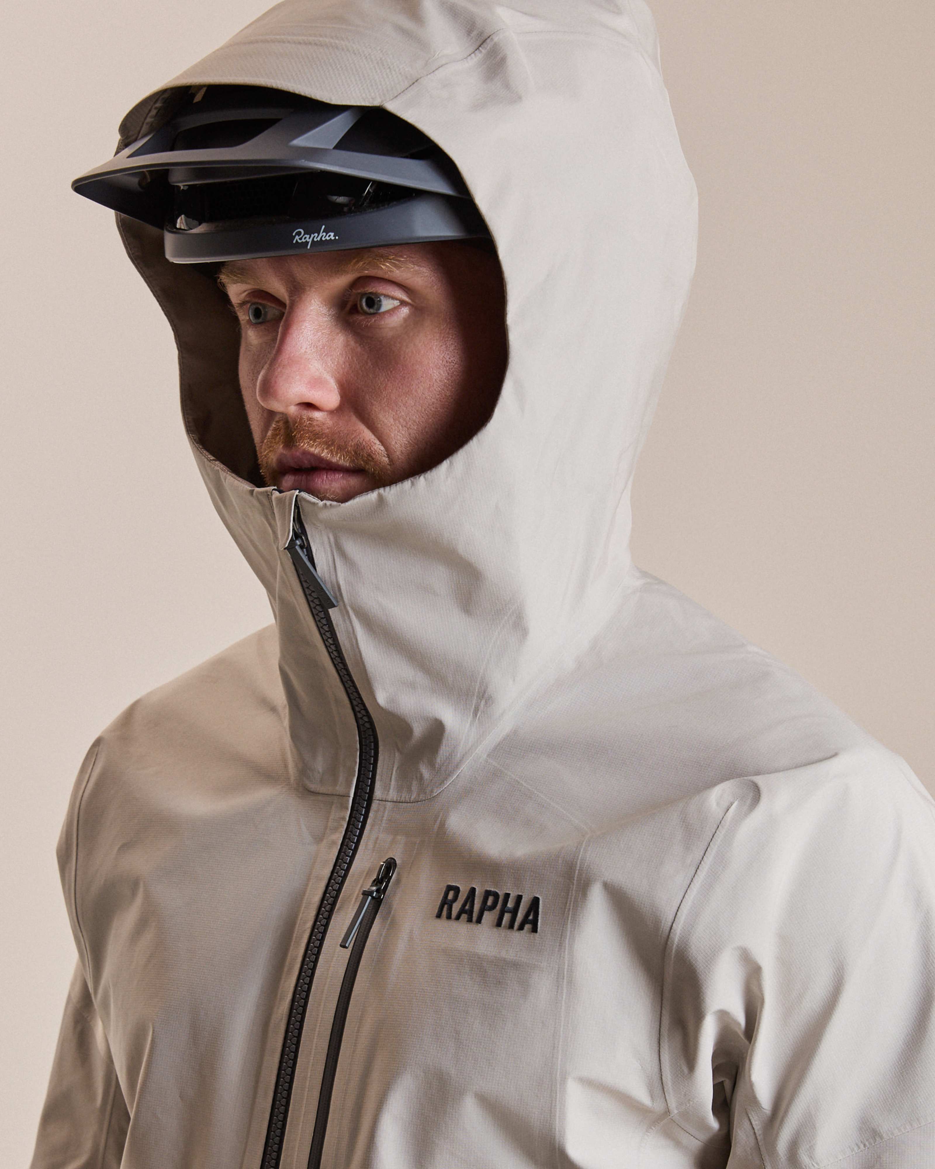 Über den Helm passende Kapuze