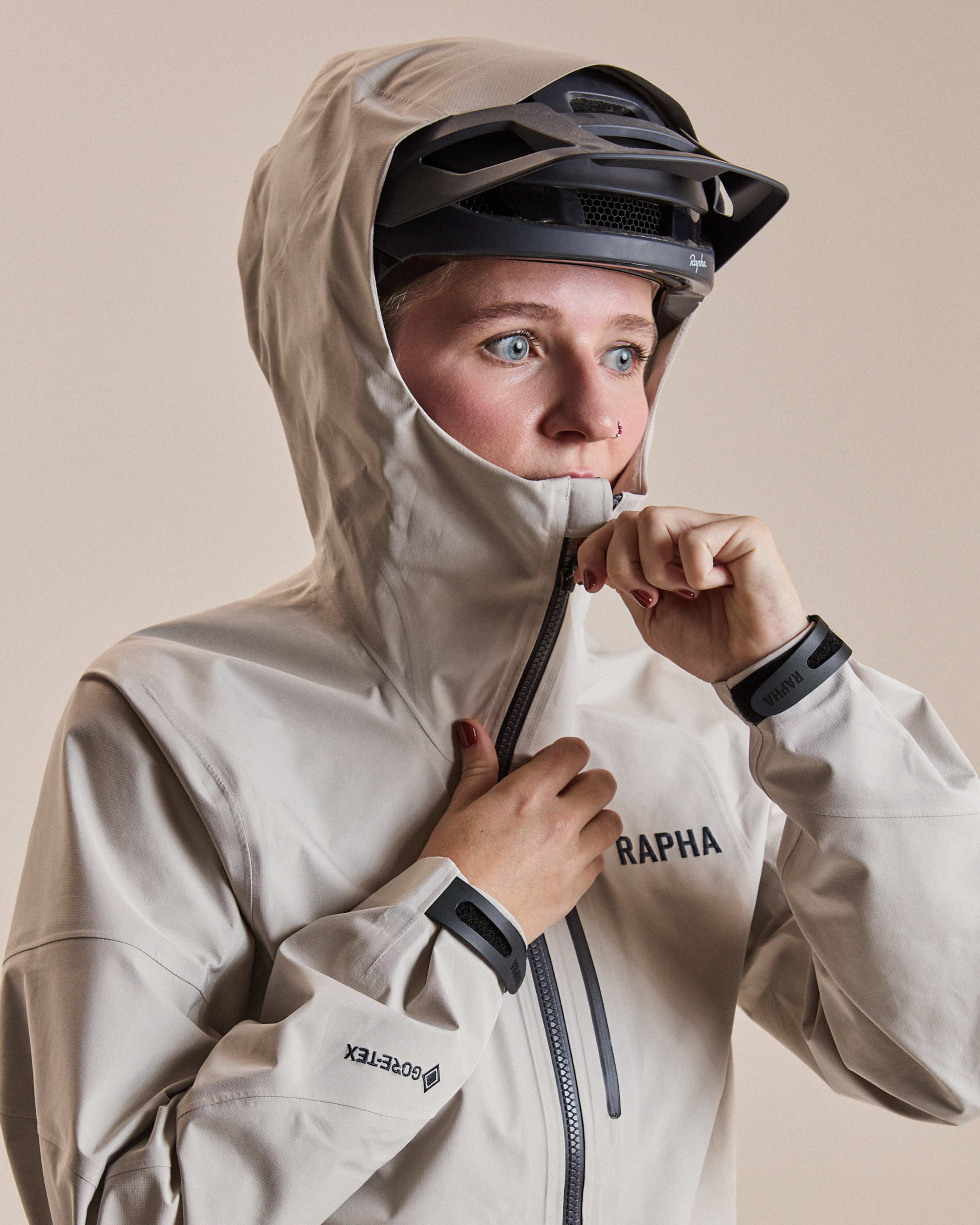 Über den Helm passende Kapuze 