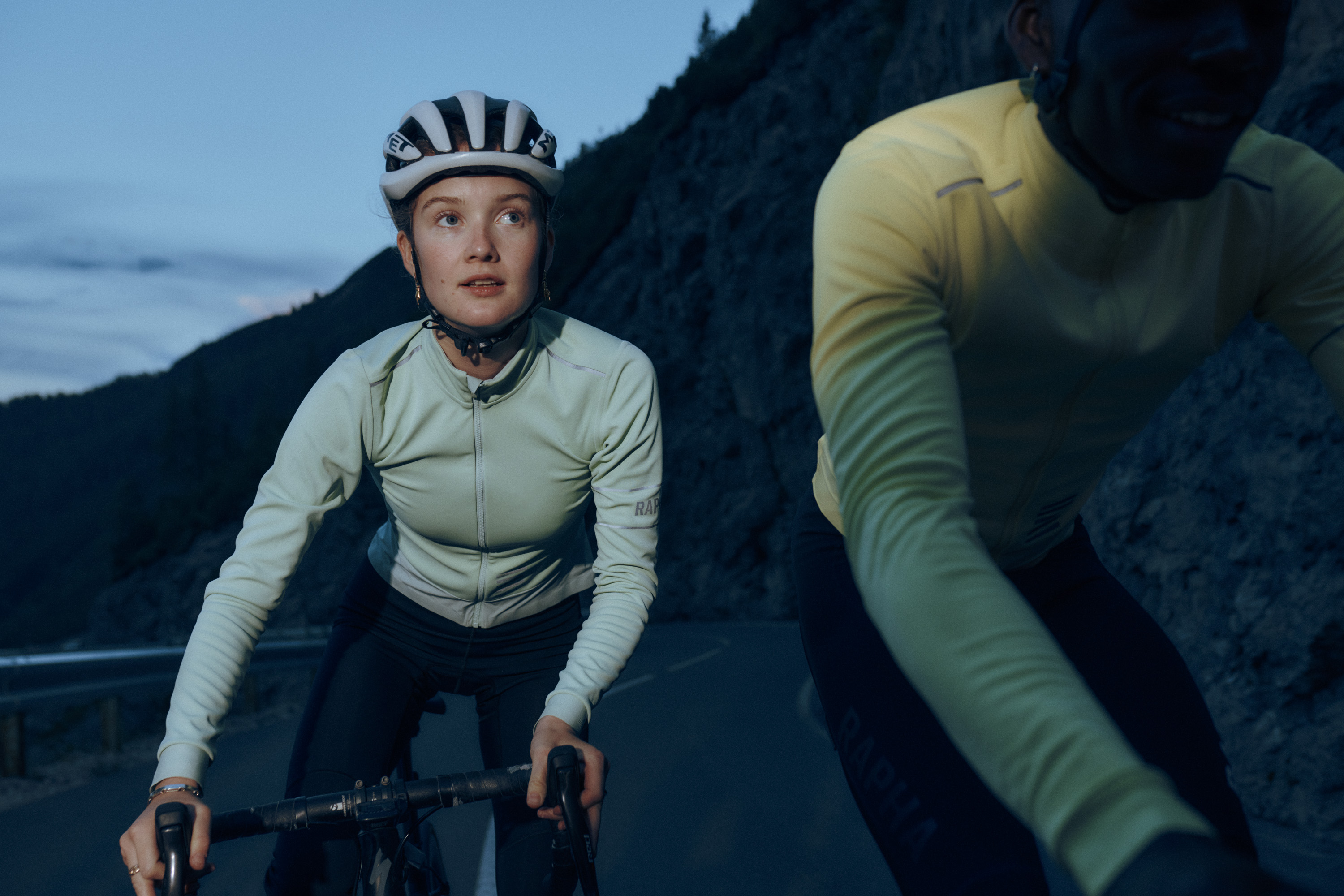 ウィメンズ プロチーム ロングスリーブ GORE-TEX インフィニアム ジャージ | Rapha Site