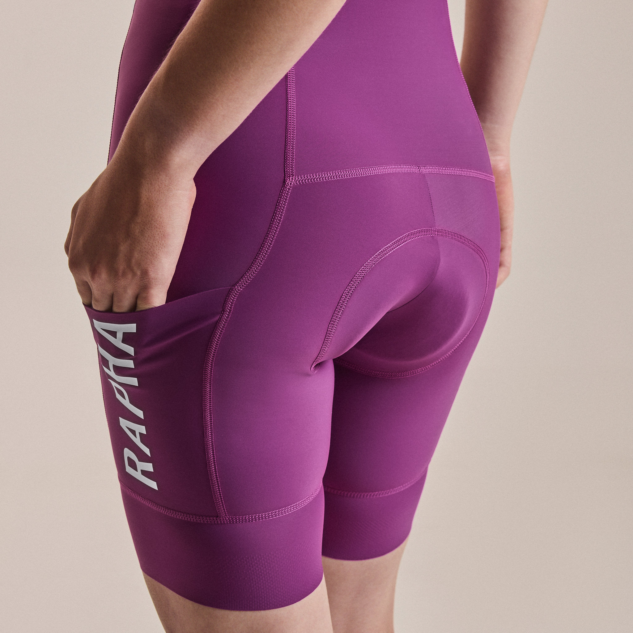 Rapha PROTEAMビブショーツ ブラック パープルロゴ Women's Pro Team Cargo Bib Shorts - Regular | Rapha