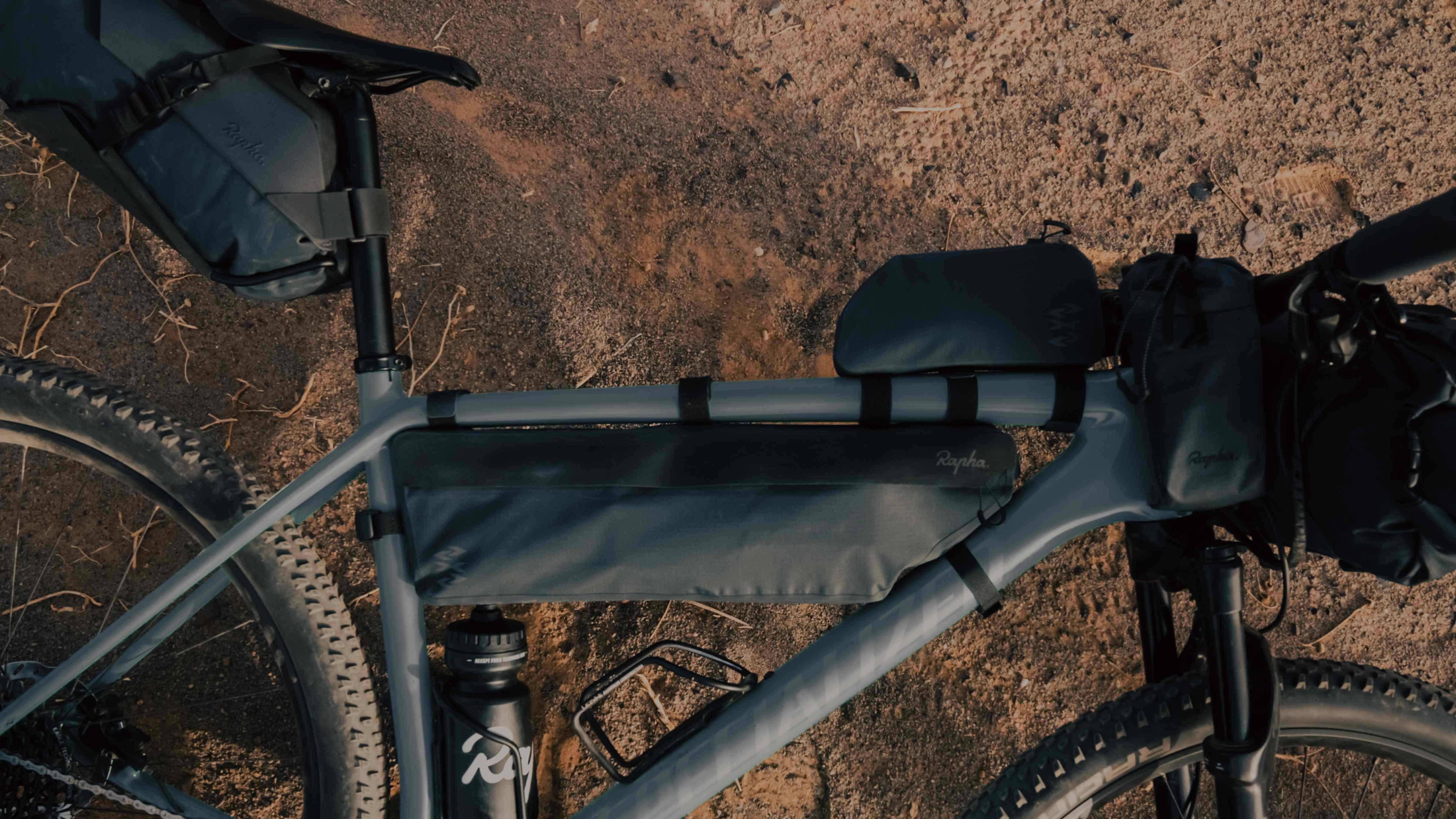 アクセサリー rapha WATERPROOF FRAME PACK - MEDIUM Explore Frame Pack 3L - Medium | Rapha