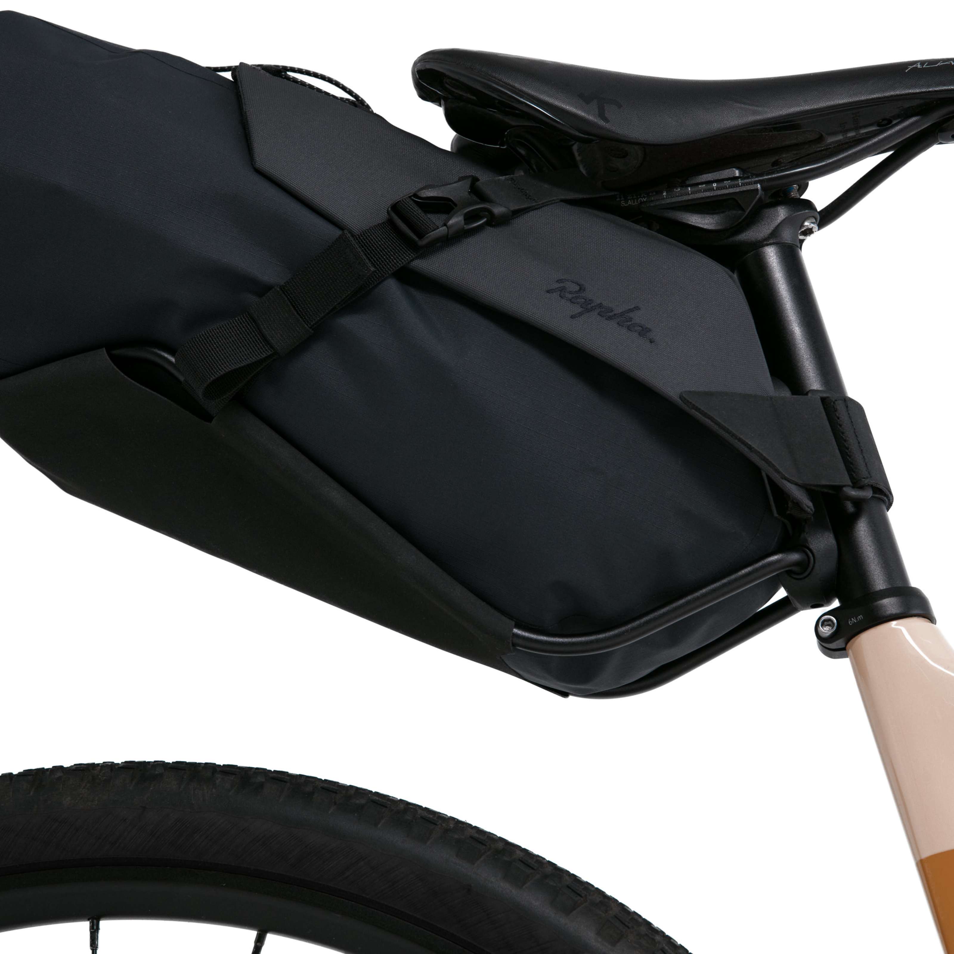 Rapha Waterproof Rear Pack ブラック BFH01XX_VLA_Explore-Seat-