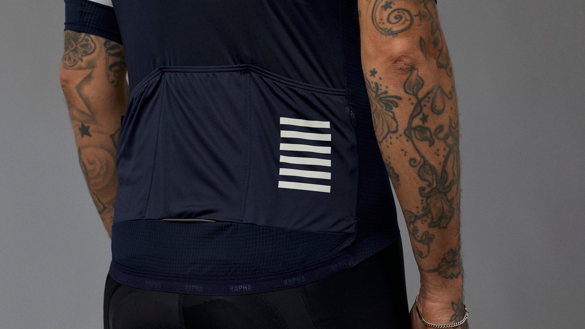 高評価！ フライウェイト プロチーム メンズ ジャージ｜メンズ Site Rapha | 薄手 軽量 暑い 自転車 汗 夏 ジャージ サイクリング ウェア
