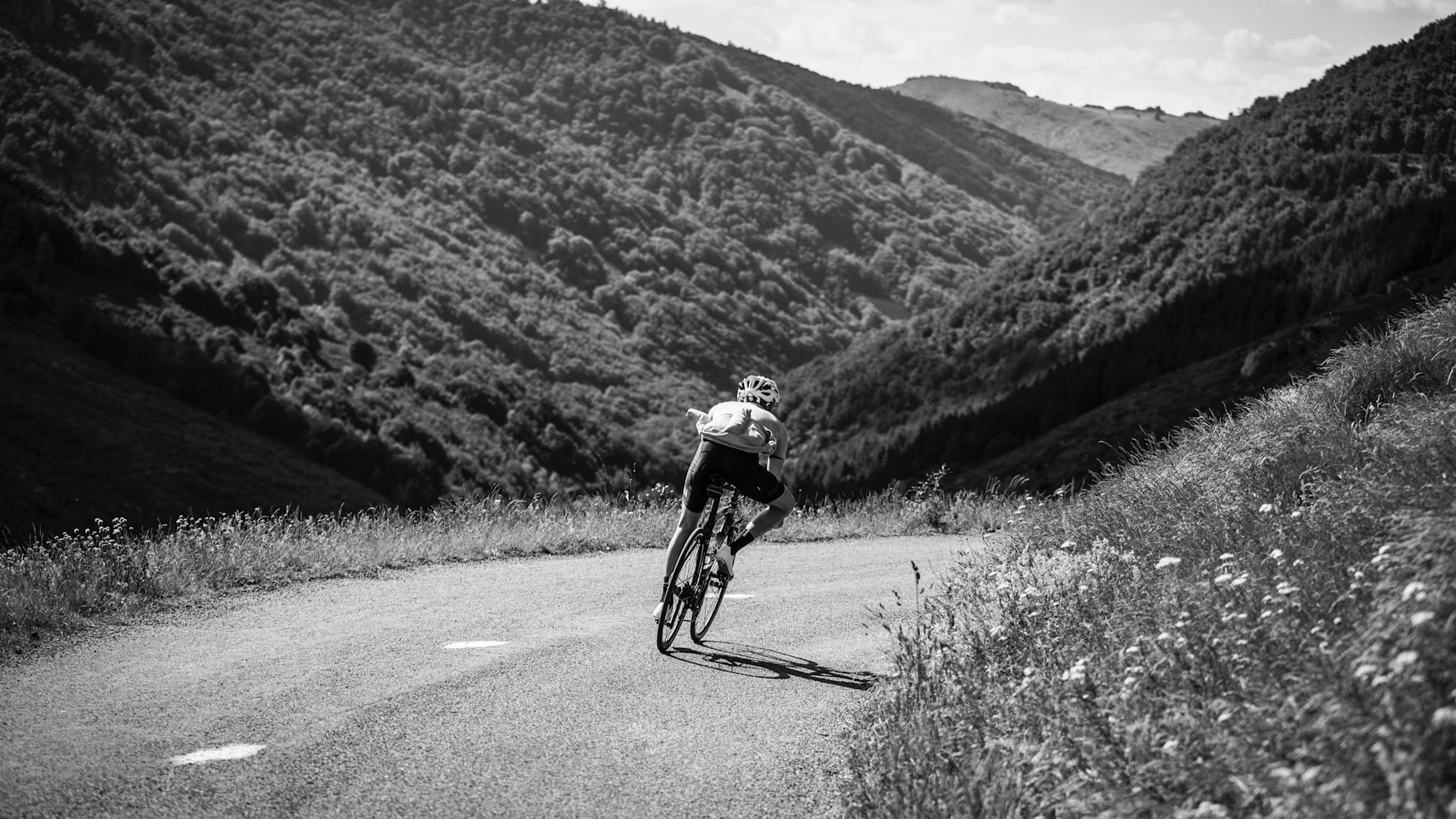 At first you try to avoid it. The circumstances are just right: 15 degrees, dry roads and surroundings in blossom. All those hours in the basement will now prove themselves worth it. Time to go outdoors.