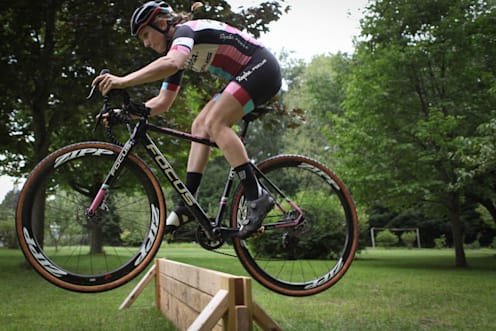 Ellen Noble zum Springen über die Hürden