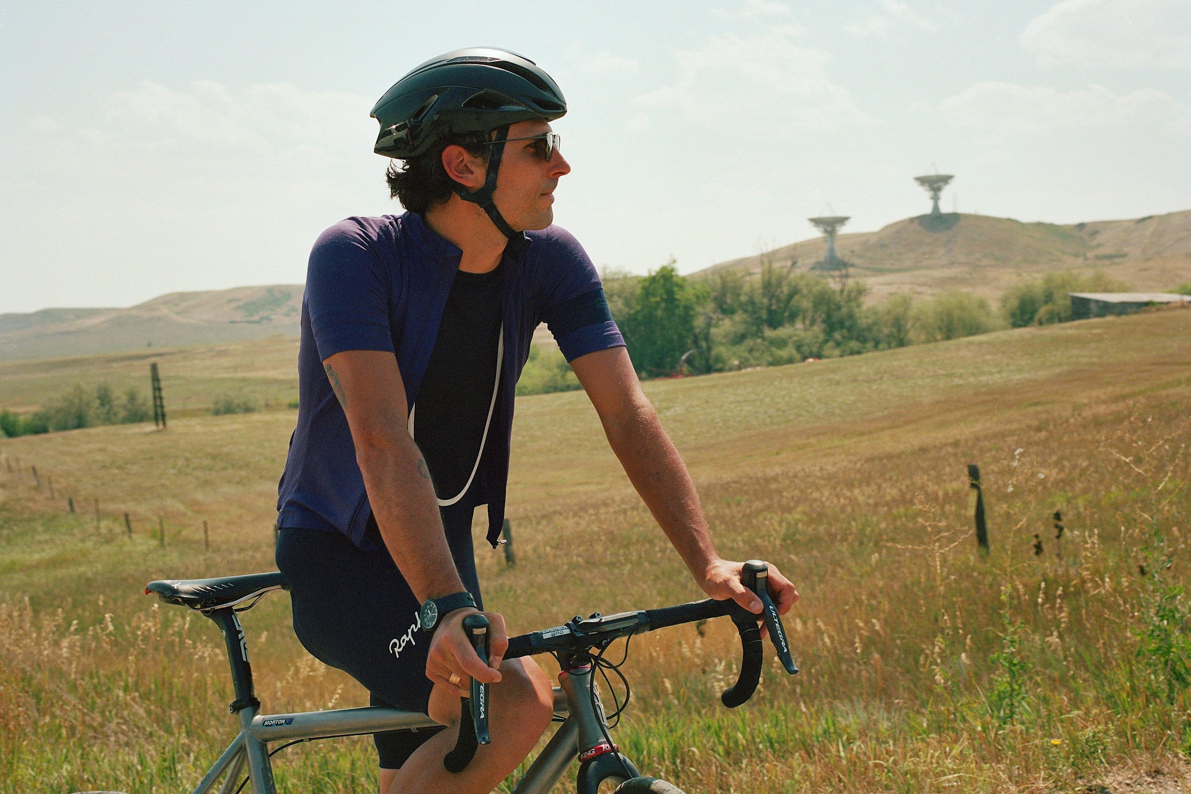 Un Cycliste Senior Met Une Cagoule Et Un Casque Pour Le Vélo D'hiver Froid,  La Ville De Fort Collins, Dans Le Nord Du Colorado, Dispose D'un Réseau  Dense De Sentiers Polyvalents Récréatifs