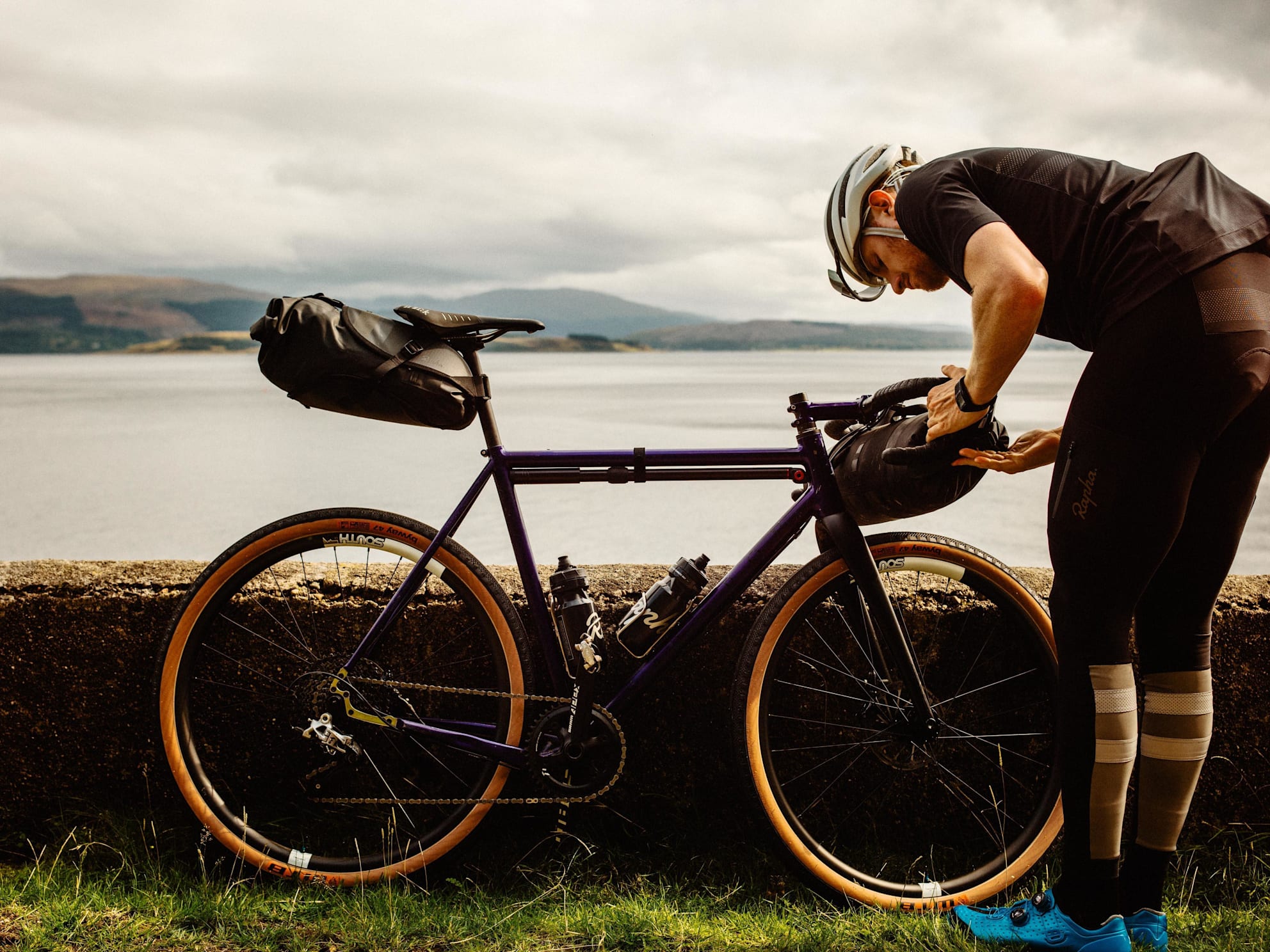 ラッピング不可】 Rapha ラファ ウォータープルーフリアパック サドル